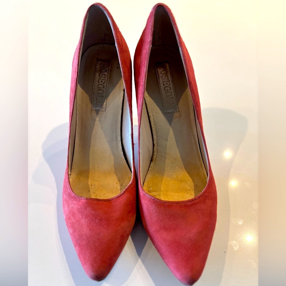 Rosegold. Coral Suede Pump with rose gold snake texture on the heels